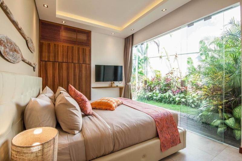 Stunning 6 Bedroom Villa Only 400m to the Beach - image 46