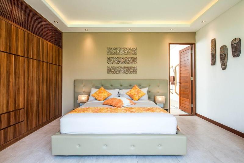 Stunning 6 Bedroom Villa Only 400m to the Beach - image 10