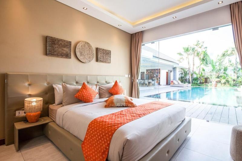 Stunning 6 Bedroom Villa Only 400m to the Beach - image 13