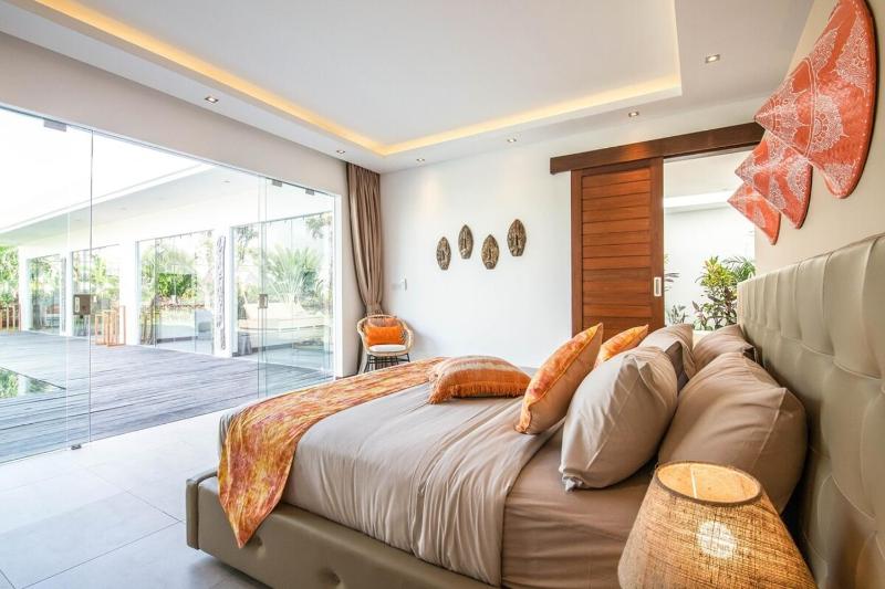 Stunning 6 Bedroom Villa Only 400m to the Beach - image 48