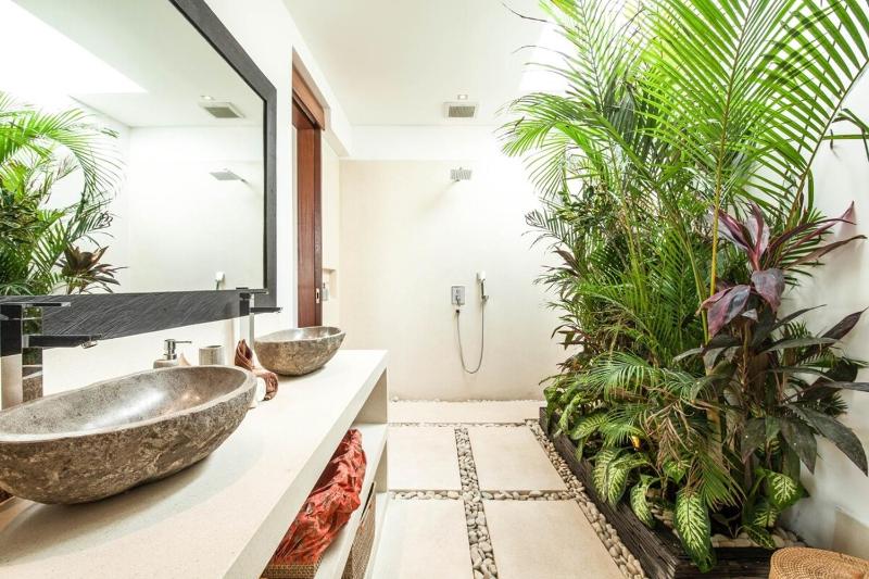 Stunning 6 Bedroom Villa Only 400m to the Beach - image 33
