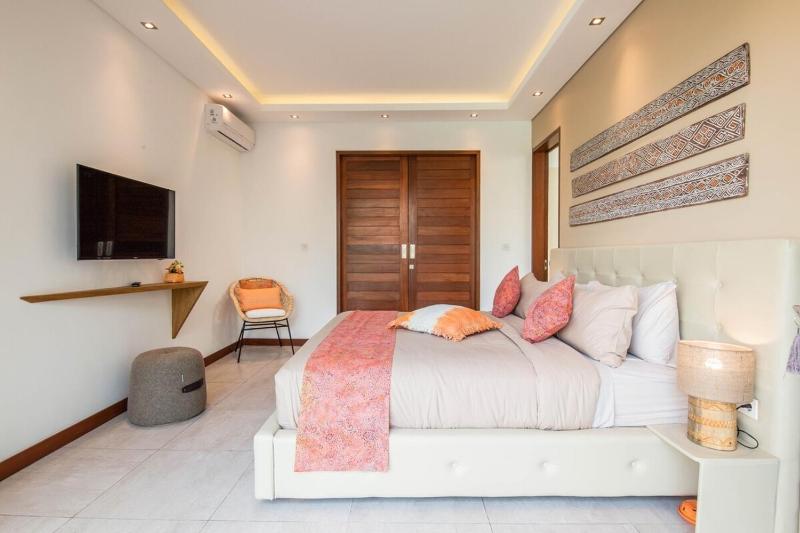 Stunning 6 Bedroom Villa Only 400m to the Beach - image 45
