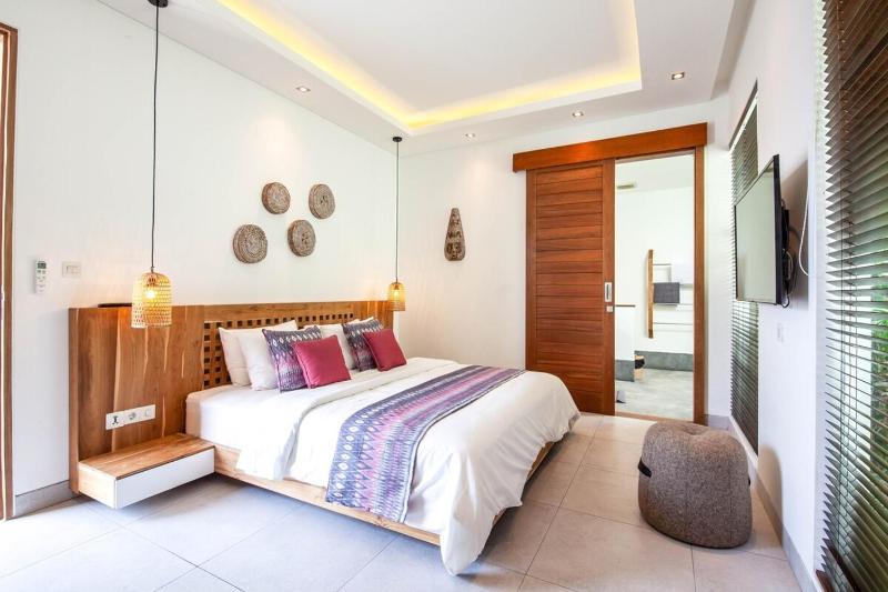 Luxurious 6 Br in Canggu 400m to Finns Beach - image 18