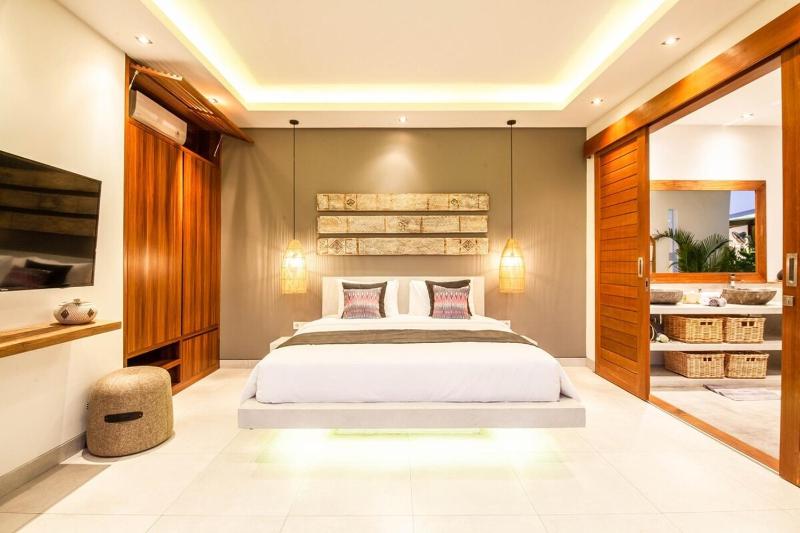 Luxurious 6 Br in Canggu 400m to Finns Beach - image 39