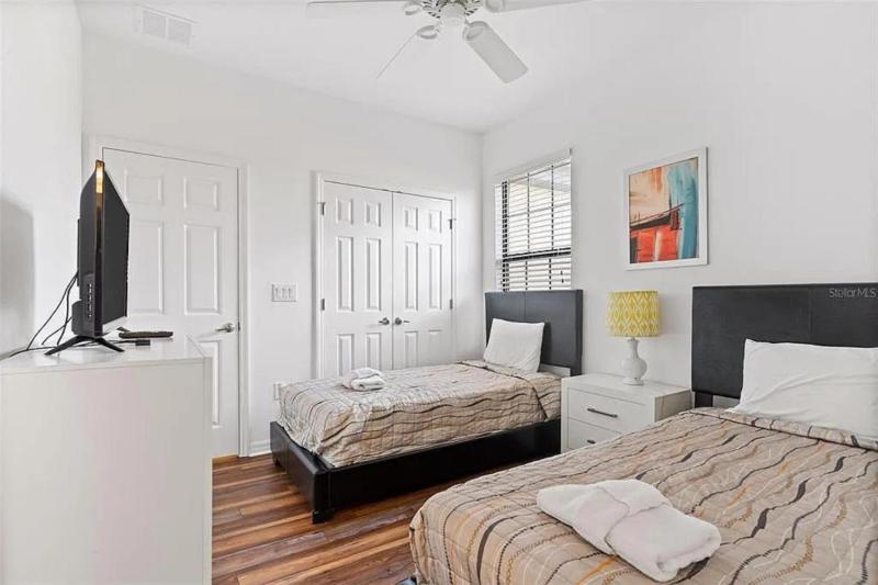 Grand Exclusive 4BR Pool Home near Disney Parks - image 9