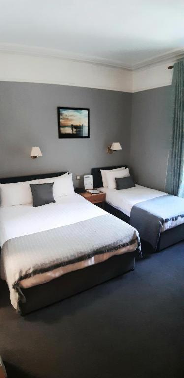 Double or Twin Room - Non Sea View image 4