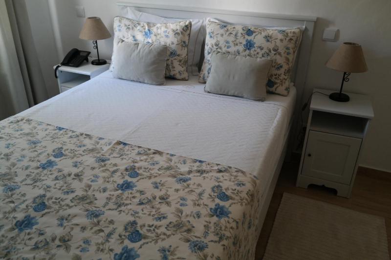 Basic Double Room image 2