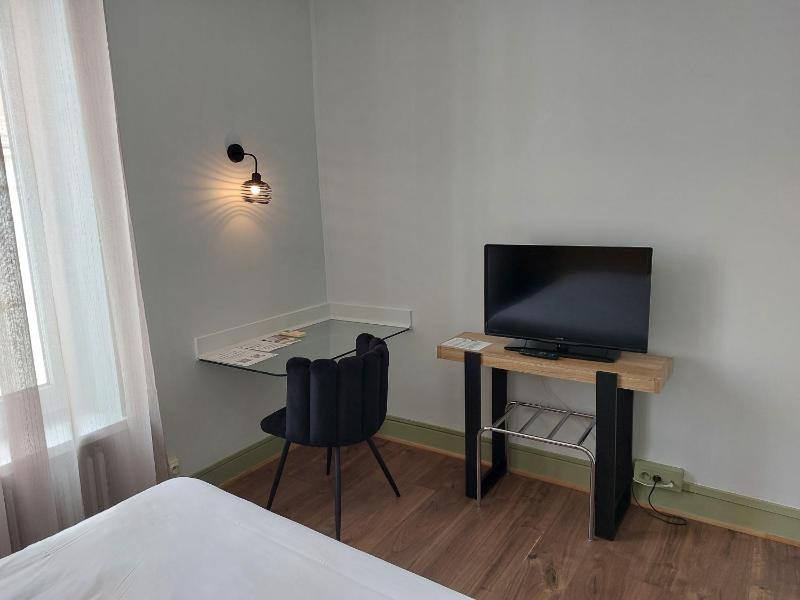 Classic Double Room image 4