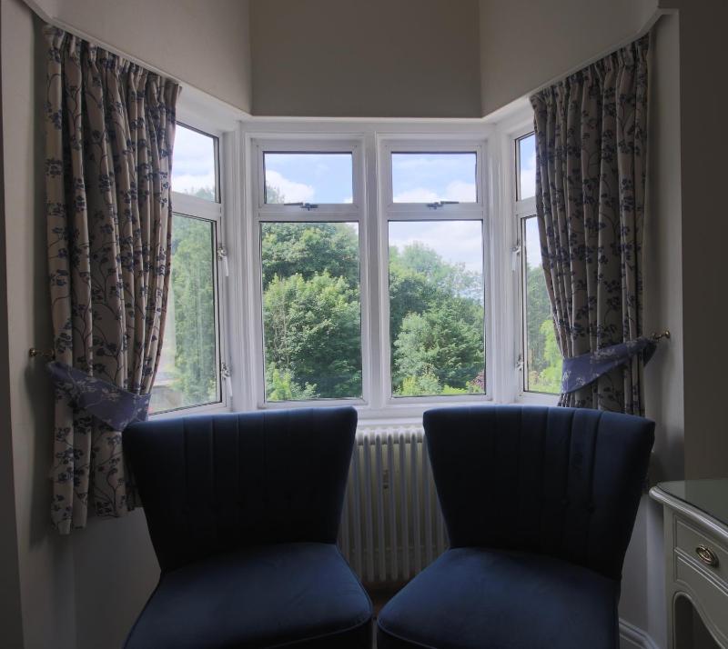 Twin Room image 3