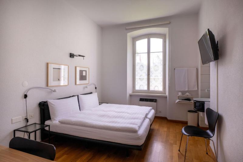 Double Room with Shared Bathroom image 2