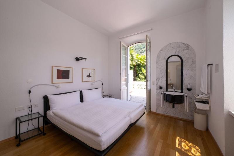 Double Room with Shared Toilet image 1