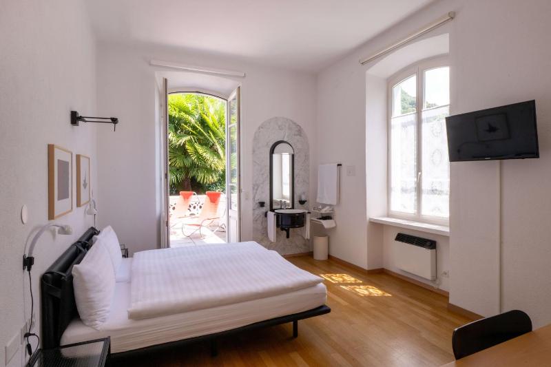 Double Room with Shared Toilet image 2