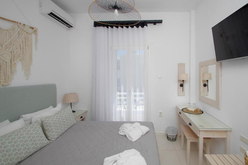 Small Double Room image 4