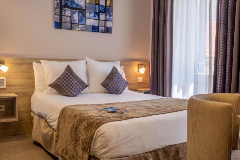 Superior Double or Twin Room - Patio View image 3