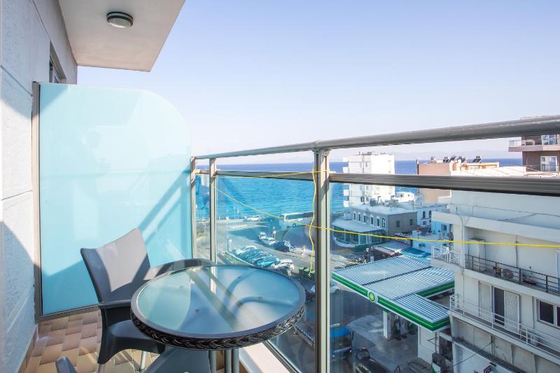 Twin Room with Side Sea View image 4