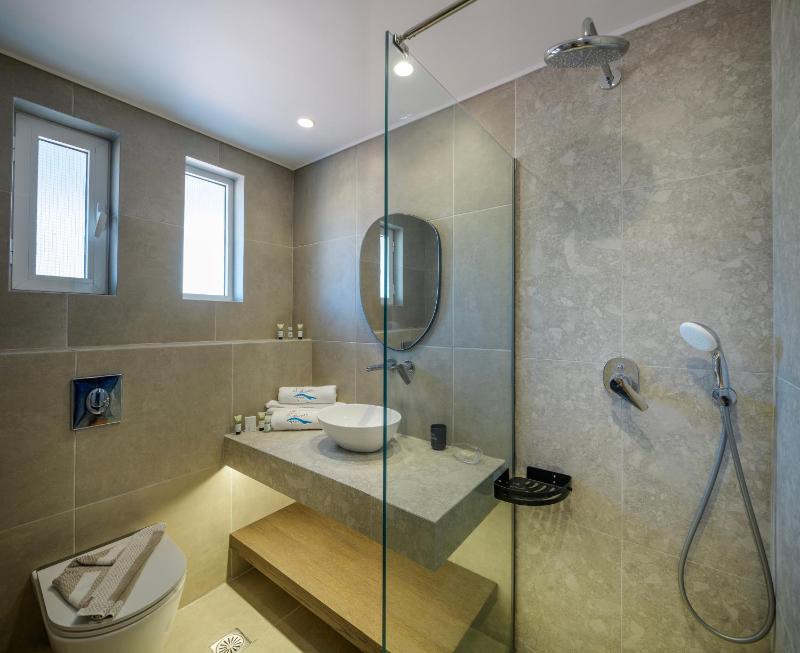Deluxe Double Room with Sea View image 2
