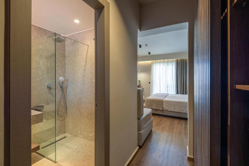 Deluxe Double Room with Sea View image 3