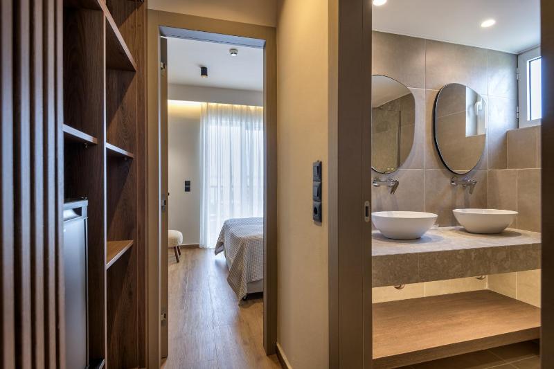 Deluxe Suite with Sea View image 3