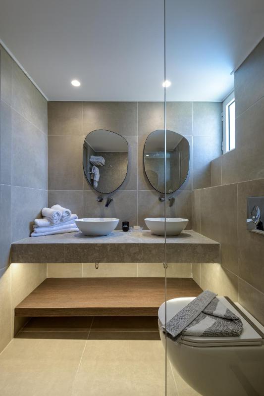 Deluxe Suite with Sea View image 2