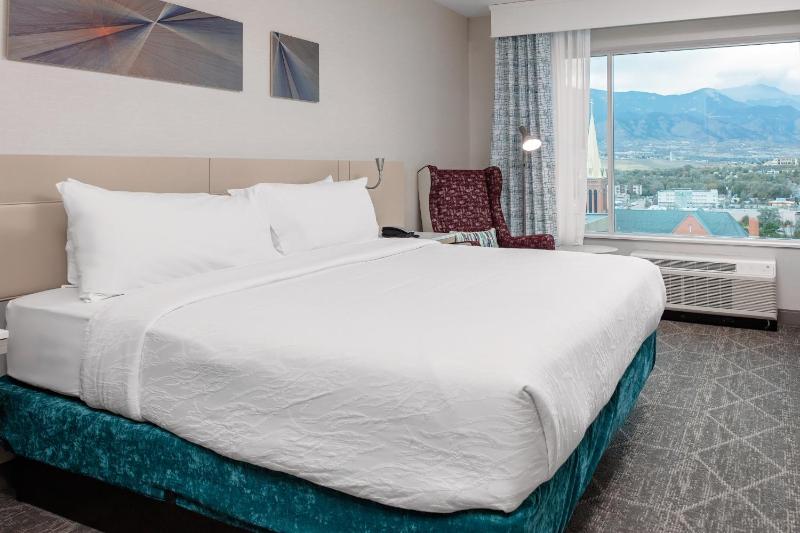 King Room with Mountain View image 2
