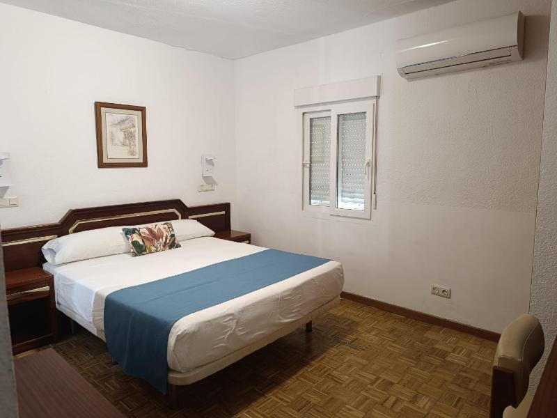 Budget Double Room image 3