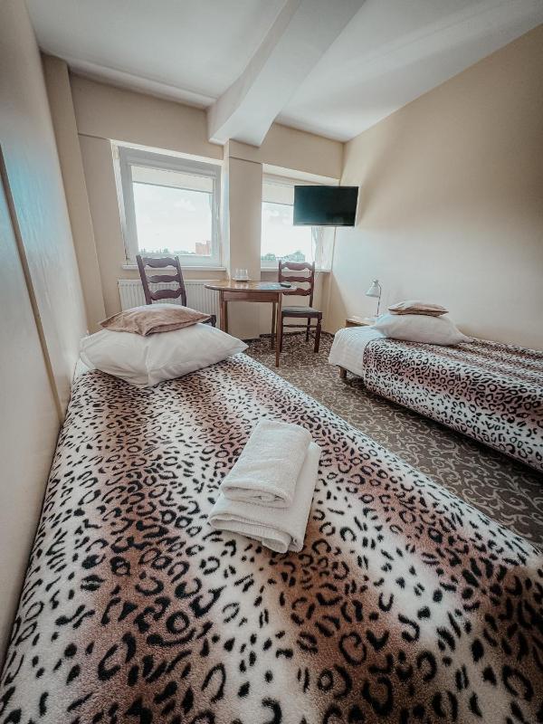 Twin Room image 4