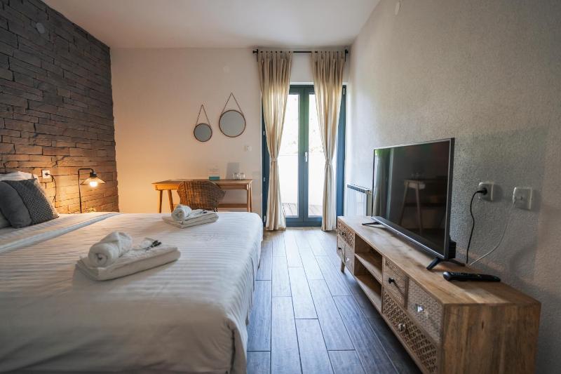 Superior Double Room with Balcony image 3
