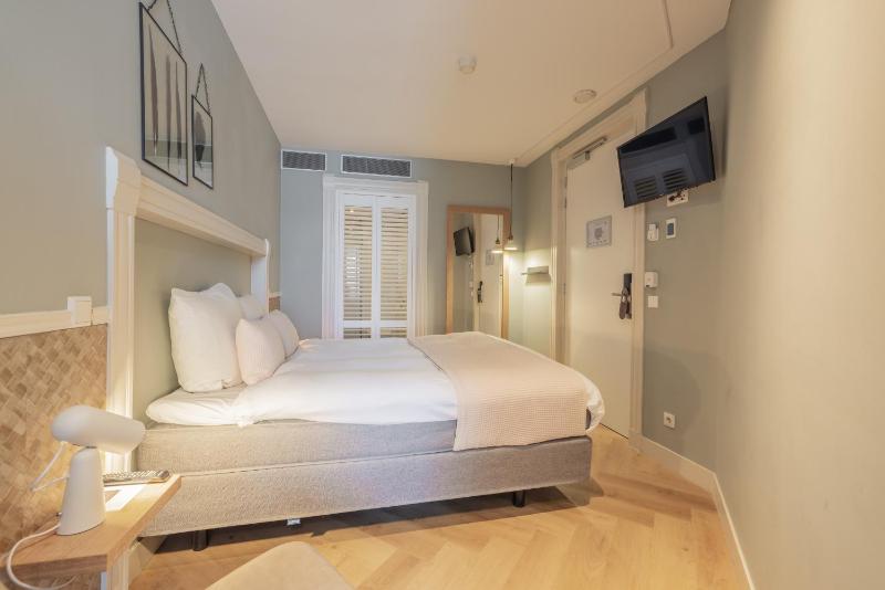  Single Room with Double Bed image 3