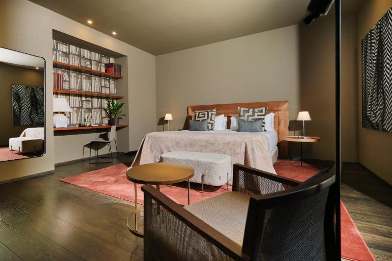 Deluxe Double or Twin Room image 3