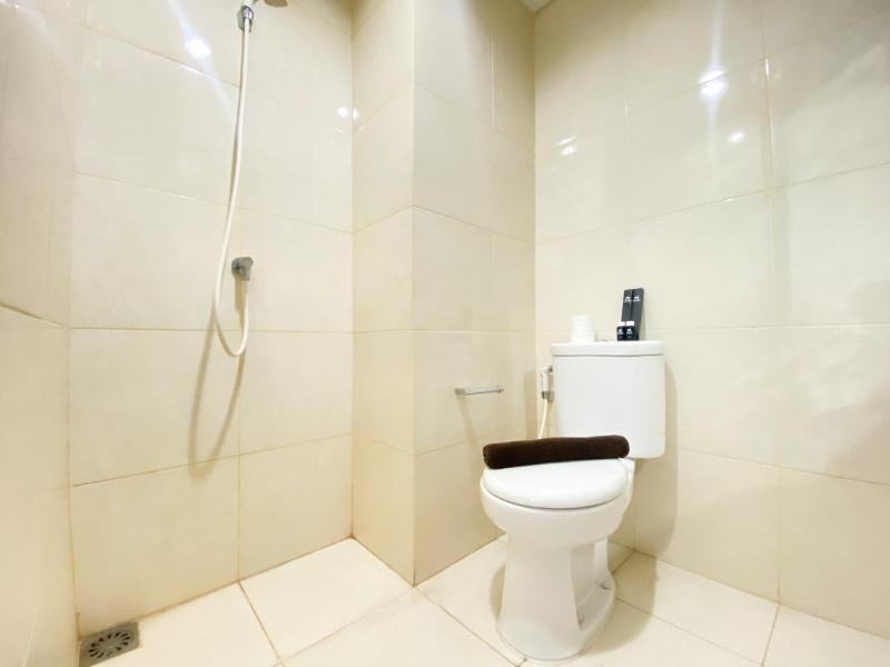 Comfort and Homey Studio Room (No Kitchen) Elvis Tower Apartment By Travelio - image 5