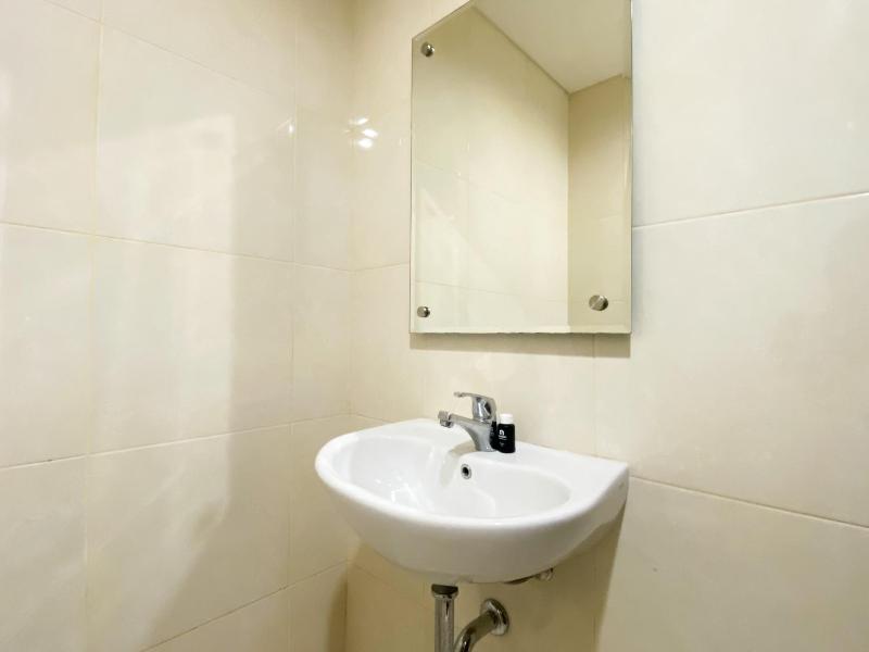 Comfort and Homey Studio Room (No Kitchen) Elvis Tower Apartment By Travelio - image 8