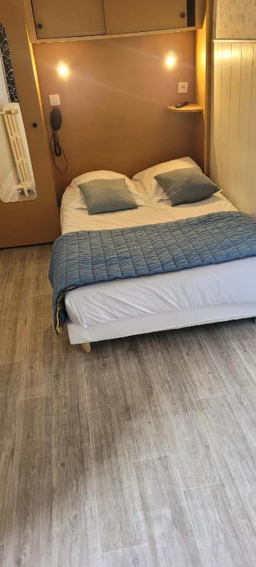 Double Room with Shared Bathroom and Toilet image 2