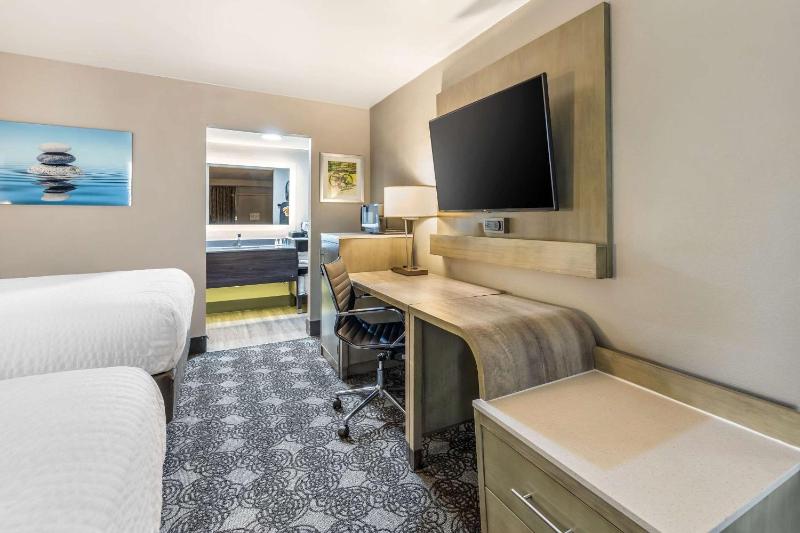 Deluxe Queen Room with Two Queen Beds image 3