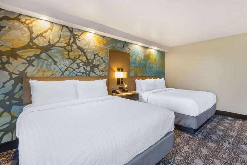 Superior Queen Room with Two Queen Beds image 3