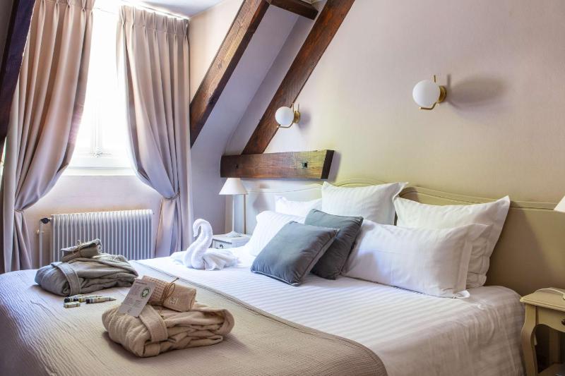 Privilege Room with King Bed and City View - Non-Smoking image 1