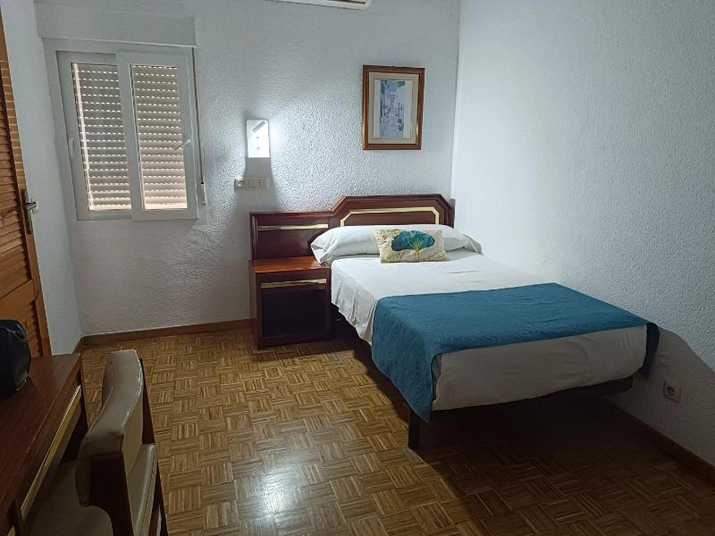 Single Room image 3