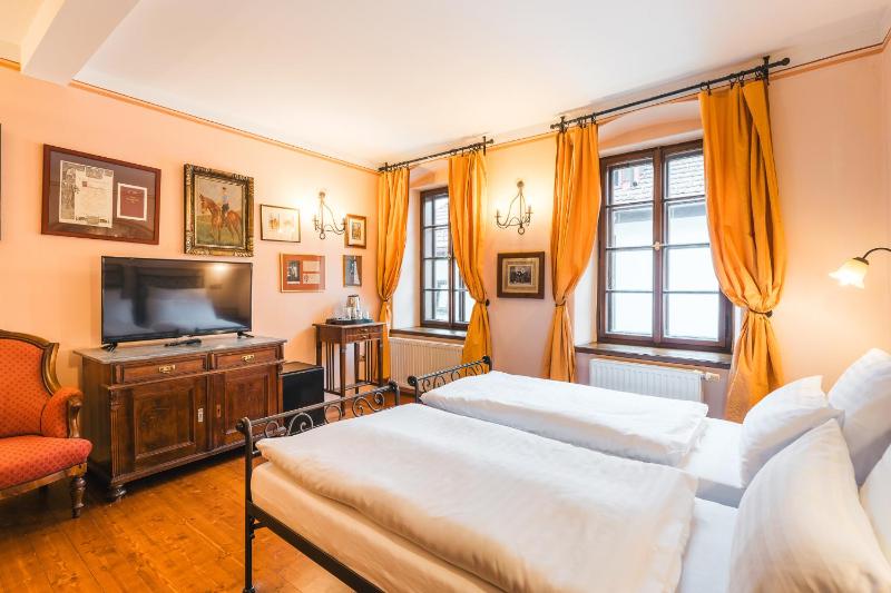 Standard Twin Room image 3