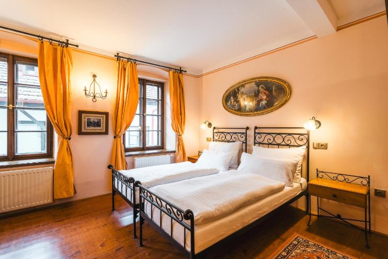 Standard Twin Room image 4