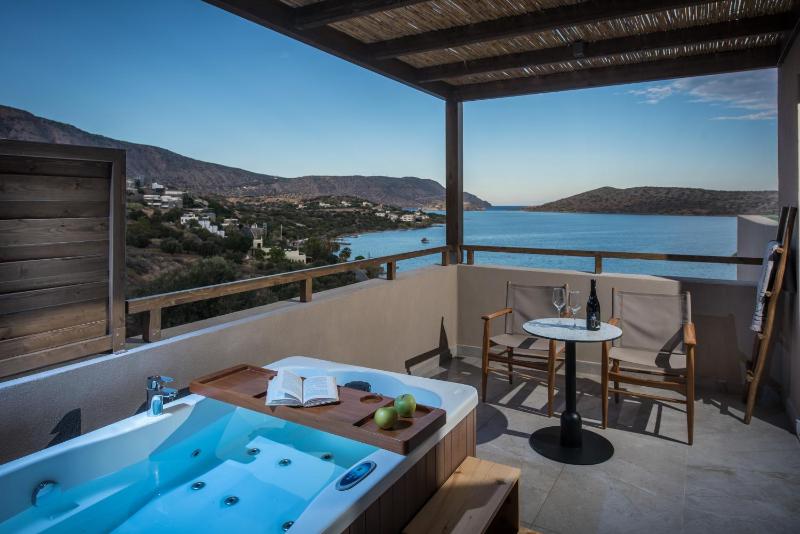 Deluxe Room With Private Jacuzzi & Sea View image 1