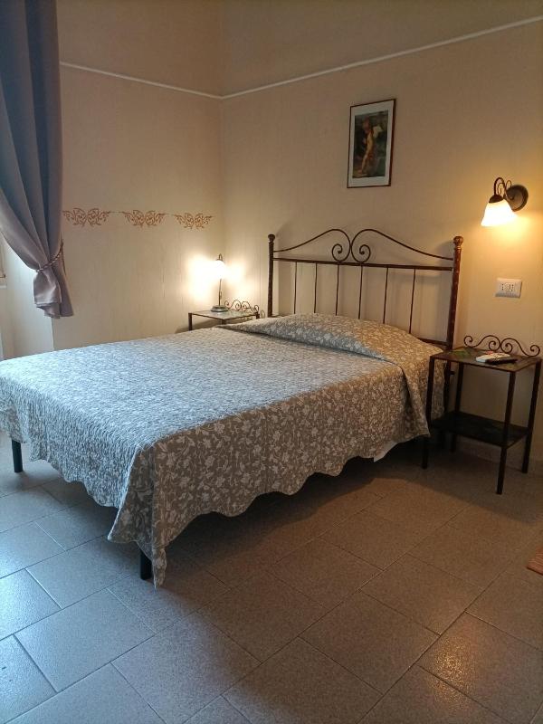 Standard Single Room with Shared Bathroom image 3