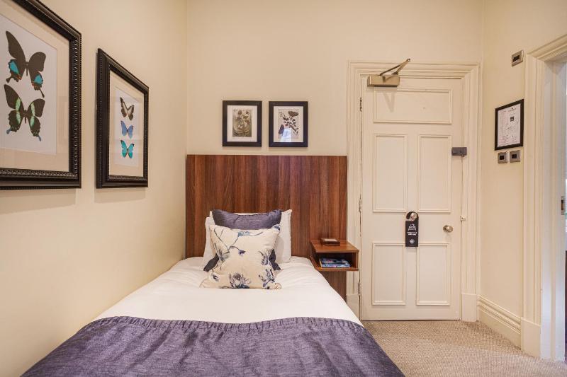 Classic Single Room image 3