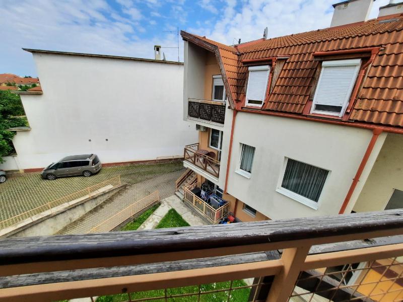 Zöld Béka Apartmanok Kölcsey II - image 11