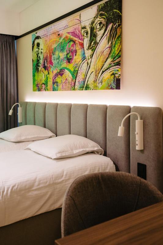 Deluxe Room image 3