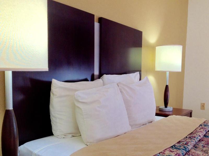 Deluxe Queen Room with Two Queen Beds - Non-Smoking image 2
