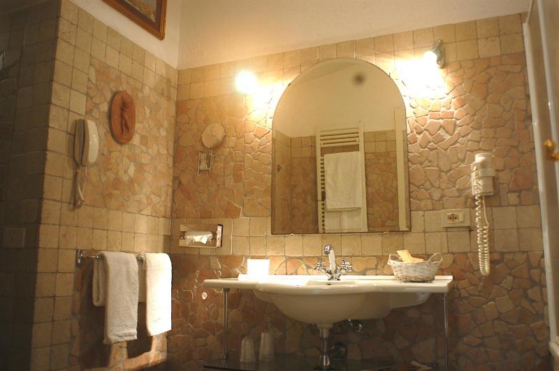 Classic Double Room image 4