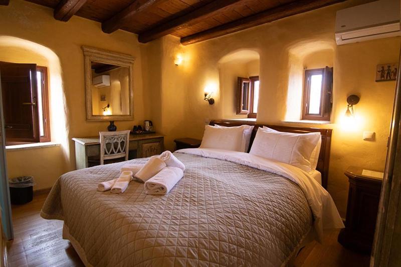 Double Room image 3
