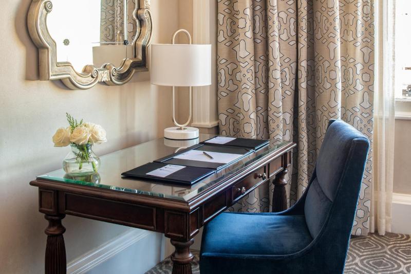 Deluxe King Room image 4