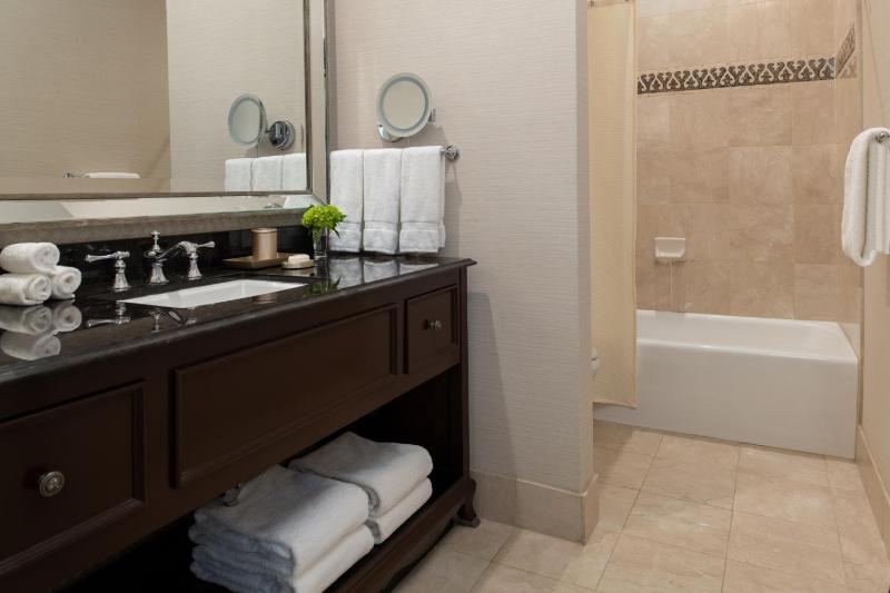 Deluxe Queen Room with Two Queen Beds image 3