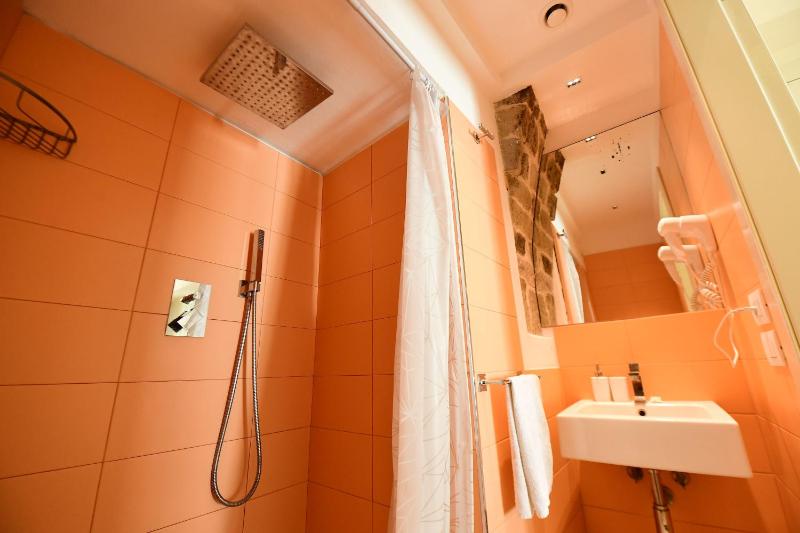 Deluxe Double or Twin Room image 3