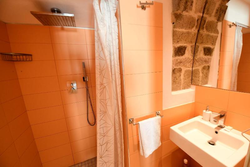 Deluxe Double or Twin Room image 4